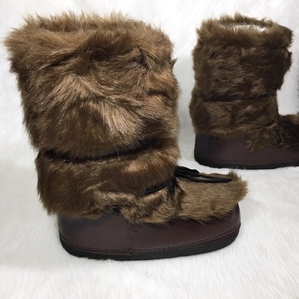 “Brown Bear” 🐻 Moon Boots faux fur Cape Robbin